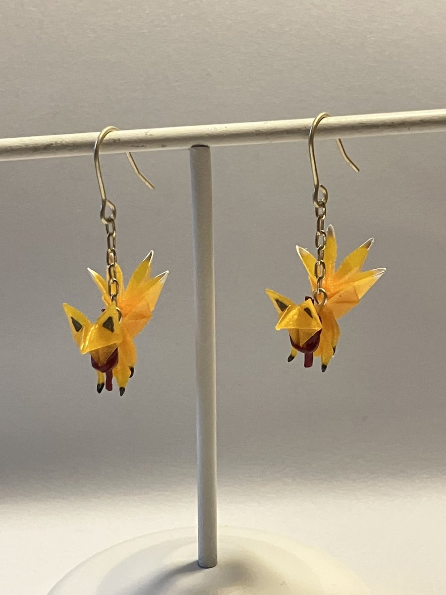 charmy's tweet image. マフラーを巻いた四尾の狐
A four-tailed fox wearing a scarf

今週末の11月16日（日） #深川お化け縁日 に出展します。
折り紙で作ったアクセサリーをイロイロ持っていきます。
よろしくお願いします

#深川お化け縁日2025秋の陣 #折り紙アクセサリー