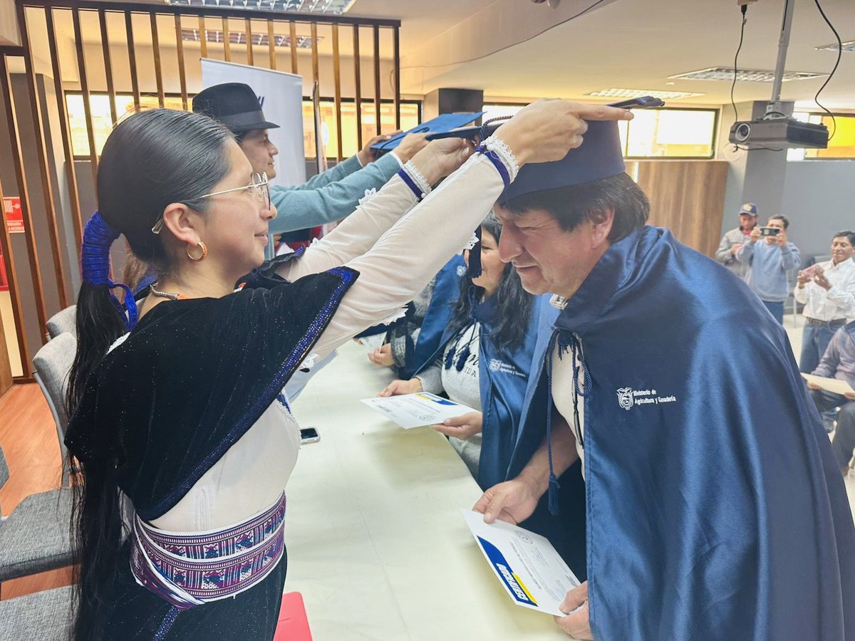 AgriculturaEc's tweet photo. #Tungurahua | ¡Celebramos el esfuerzo y el conocimiento del campo! 🎓

Participamos en la graduación de 71 productores de las parroquias Juan Benigno Vela y Pilahuín, quienes culminaron con éxito su proceso formativo en el cultivo de papa 🥔.

🌱 A través de esta capacitación fortalecieron sus conocimientos en manejo técnico, buenas prácticas agrícolas y comercialización, impulsando una producción más eficiente y sostenible.

Con este aprendizaje #ElNuevoEcuador contribuye a mejorar la productividad, garantizar semillas de calidad y fortalecer la economía local.