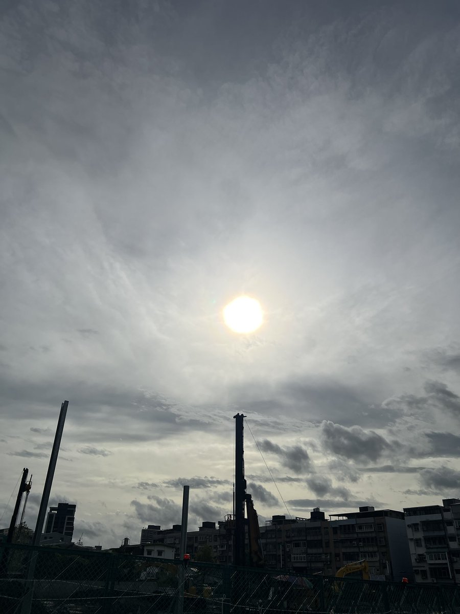 週三早安！

台北無雨，但是風還是很大，微微有太陽，還算舒適😌

颱風還沒走，大家出門還是要注意安全唷～

這幾天最幸福的就是朋朋來借住，每天回家都香香的，本來購物慾極低，直接被香水燒燒燒🔥🫠

因為各種原因心情低落的大家，有沒有用一些方式讓自己心情稍微好一點呢？香水是一個不錯的選擇🩵💙