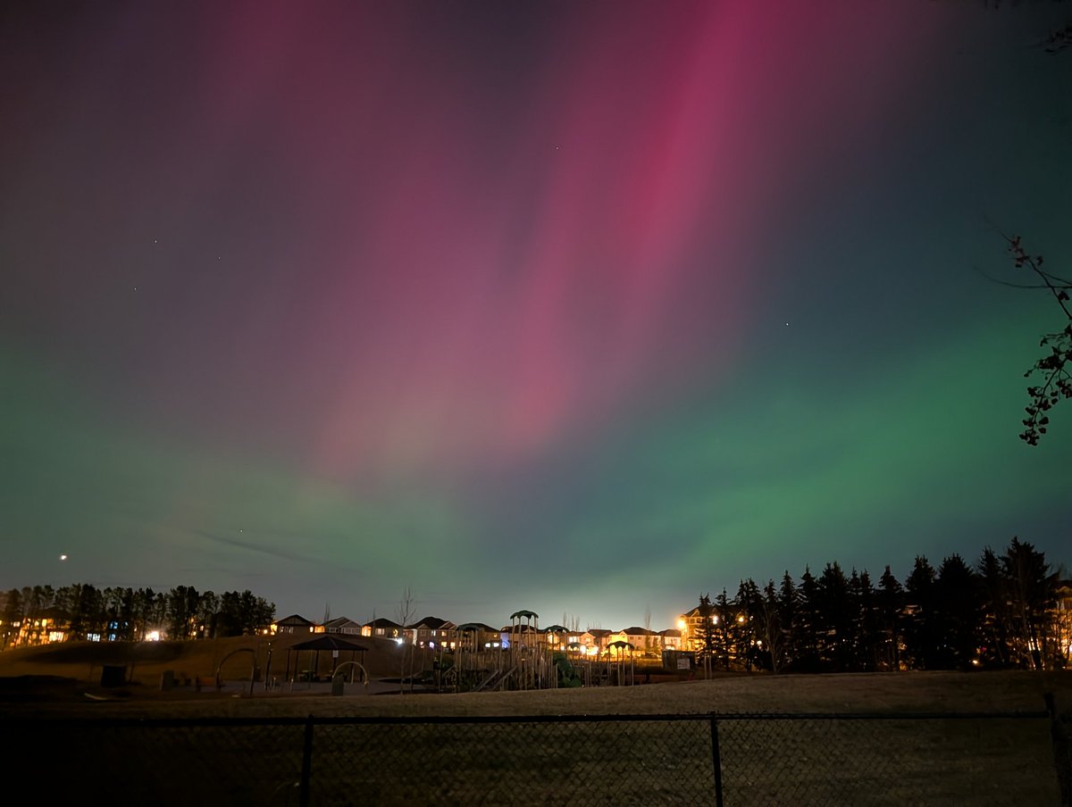 MattCianfarani's tweet image. Man.. I love Edmonton

Absolutely vivid Aurora this evening 

#Aurora #Abwx