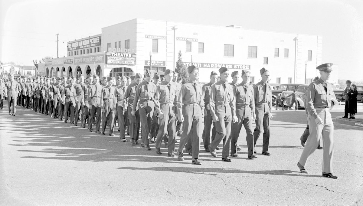 MojoAdventure's tweet photo. VETERANS DAY 🎖️ Boulder City, NV - November 11th, 1939

Back when the holiday was still called "Armistice Day" community members lined the streets for a parade to celebrate those who served. In the 3rd photo you can see the present day view of the Boulder Theater block! https://t.co/TcvtzAbiOC