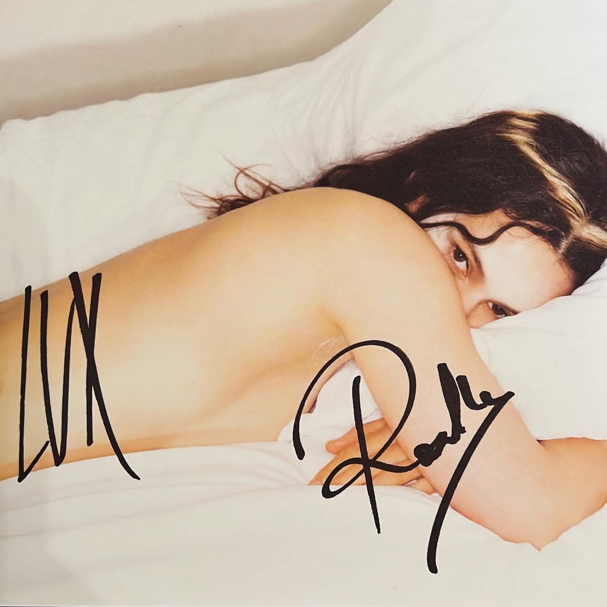 BionicJen77's tweet image. Post 2: Adding a signed copy of Rosalia‘s new album “Lux” on clear vinyl to my vinyl collection. Love this album. Album of the year!

#rosalía #rosalia #lux #rosalialux #newmusic #newmusicalert #larosalía #larosalia