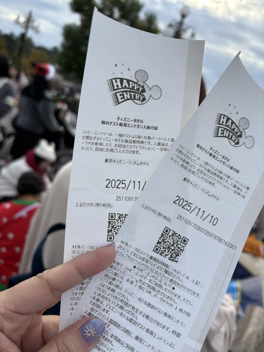 リルリンリングッズ欲しさに初日ハピエンでインパして来ました👏👏
 8:30から入園でしたが、皆さん気持ちが高鳴り前列がたち始めたら隙間を埋めるようにおしくらまんじゅう状態😅20分位満員電車に乗っている感じでした。