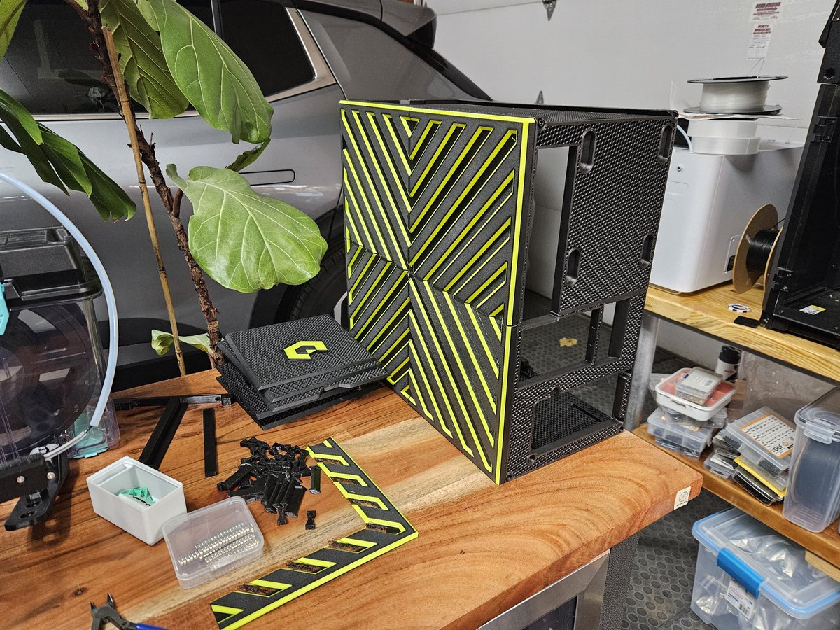 Helping a friend 3d print and assemble his new PC case. I really love how this is turning out and will share once we have it fully assembled.

ATX PC Case by Makerunit: printables.com/model/900406-a…

#3DPrinting