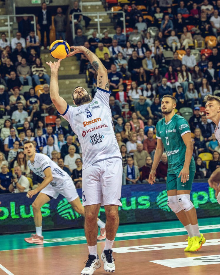 volleyballworld's tweet image. #PlusLiga 🇵🇱: FIRST MVP FOR DE CECCO 🇦🇷! 🏆

Luciano De Cecco led Częstochowa to their 1st win of the season, a 3–2 thriller vs Suwałki!

In his debut PlusLiga season, he earned his first MVP award.

📺 VBTV: bit.ly/4dZI7ex
📷: Marek Osuchowski
🏐 #Volleyball #Siatkówka