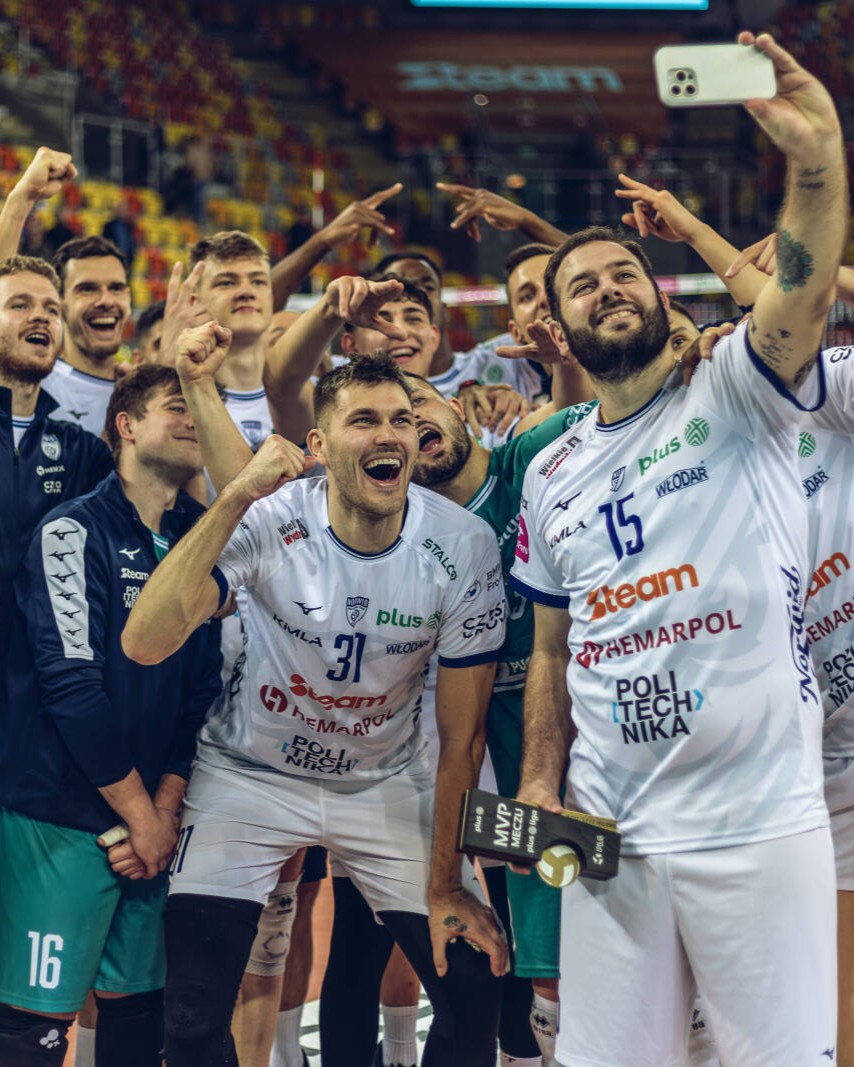 volleyballworld's tweet image. #PlusLiga 🇵🇱: FIRST MVP FOR DE CECCO 🇦🇷! 🏆

Luciano De Cecco led Częstochowa to their 1st win of the season, a 3–2 thriller vs Suwałki!

In his debut PlusLiga season, he earned his first MVP award.

📺 VBTV: bit.ly/4dZI7ex
📷: Marek Osuchowski
🏐 #Volleyball #Siatkówka