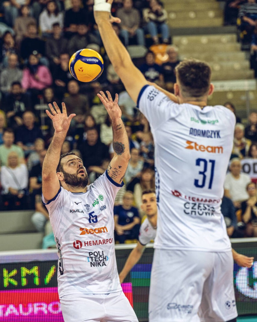 volleyballworld's tweet image. #PlusLiga 🇵🇱: FIRST MVP FOR DE CECCO 🇦🇷! 🏆

Luciano De Cecco led Częstochowa to their 1st win of the season, a 3–2 thriller vs Suwałki!

In his debut PlusLiga season, he earned his first MVP award.

📺 VBTV: bit.ly/4dZI7ex
📷: Marek Osuchowski
🏐 #Volleyball #Siatkówka