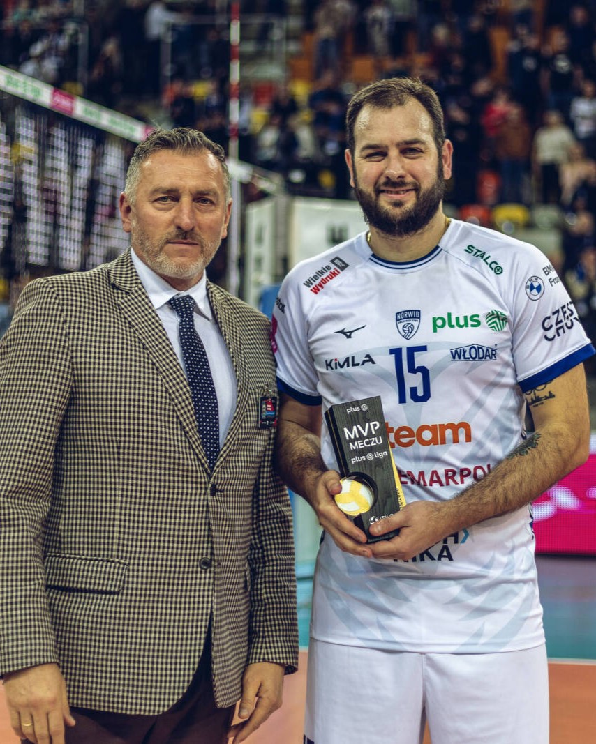 volleyballworld's tweet image. #PlusLiga 🇵🇱: FIRST MVP FOR DE CECCO 🇦🇷! 🏆

Luciano De Cecco led Częstochowa to their 1st win of the season, a 3–2 thriller vs Suwałki!

In his debut PlusLiga season, he earned his first MVP award.

📺 VBTV: bit.ly/4dZI7ex
📷: Marek Osuchowski
🏐 #Volleyball #Siatkówka
