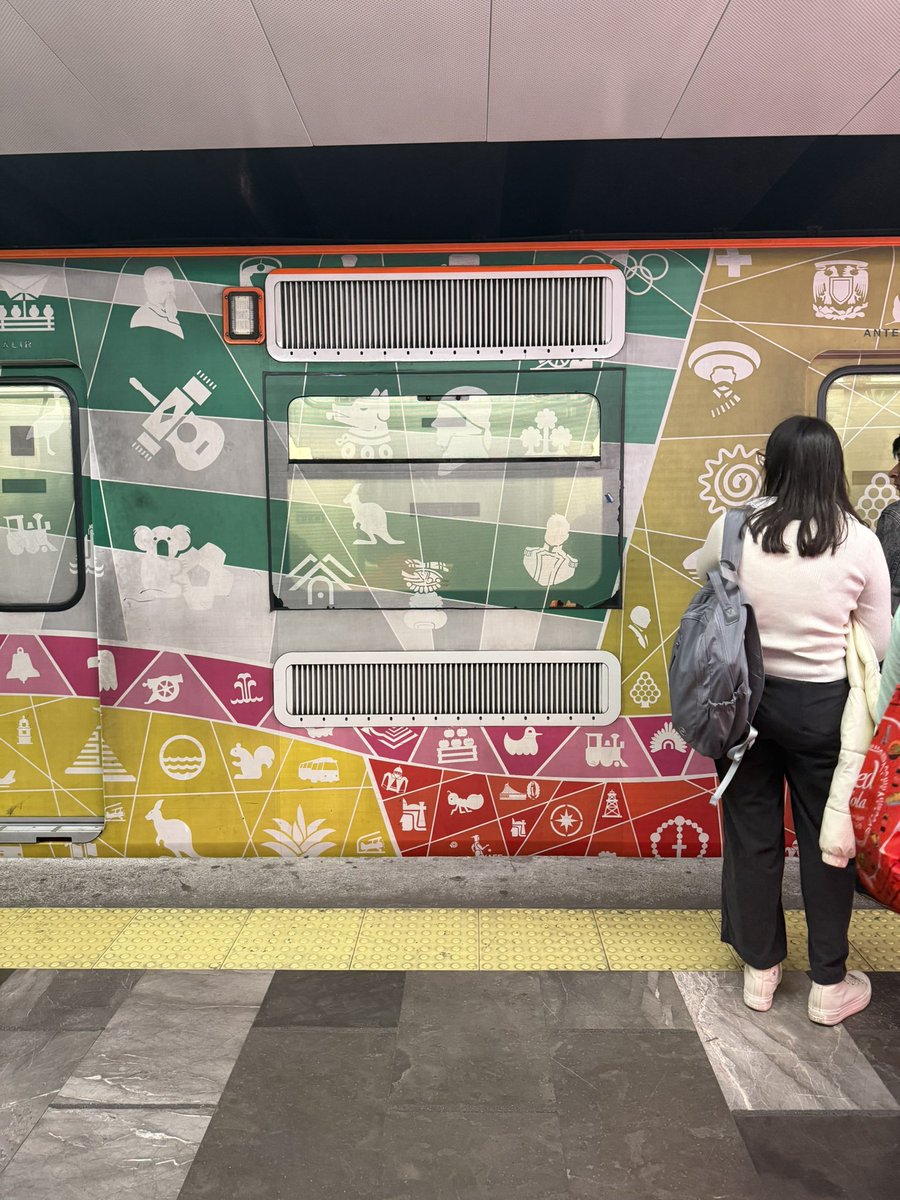 jicito's tweet image. De verdad que la persona que piensa que es bonita idea poner estos estampados monísimos a los trenes de la Línea 1 de @metrocdmx que cubren TODAS las ventanas y no permiten ver nada, no solo es sociópata, sobre todo es alguien que nunca en su vida usa el metro.