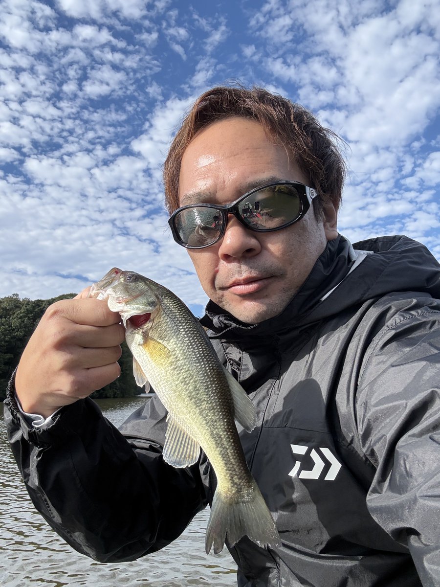 preshin8's tweet image. 寒い🥶亀山湖！
朝の気温は4℃

だがしかし、底の底からブラックバスきたぁ🐟

#亀山湖 
#のむらボート