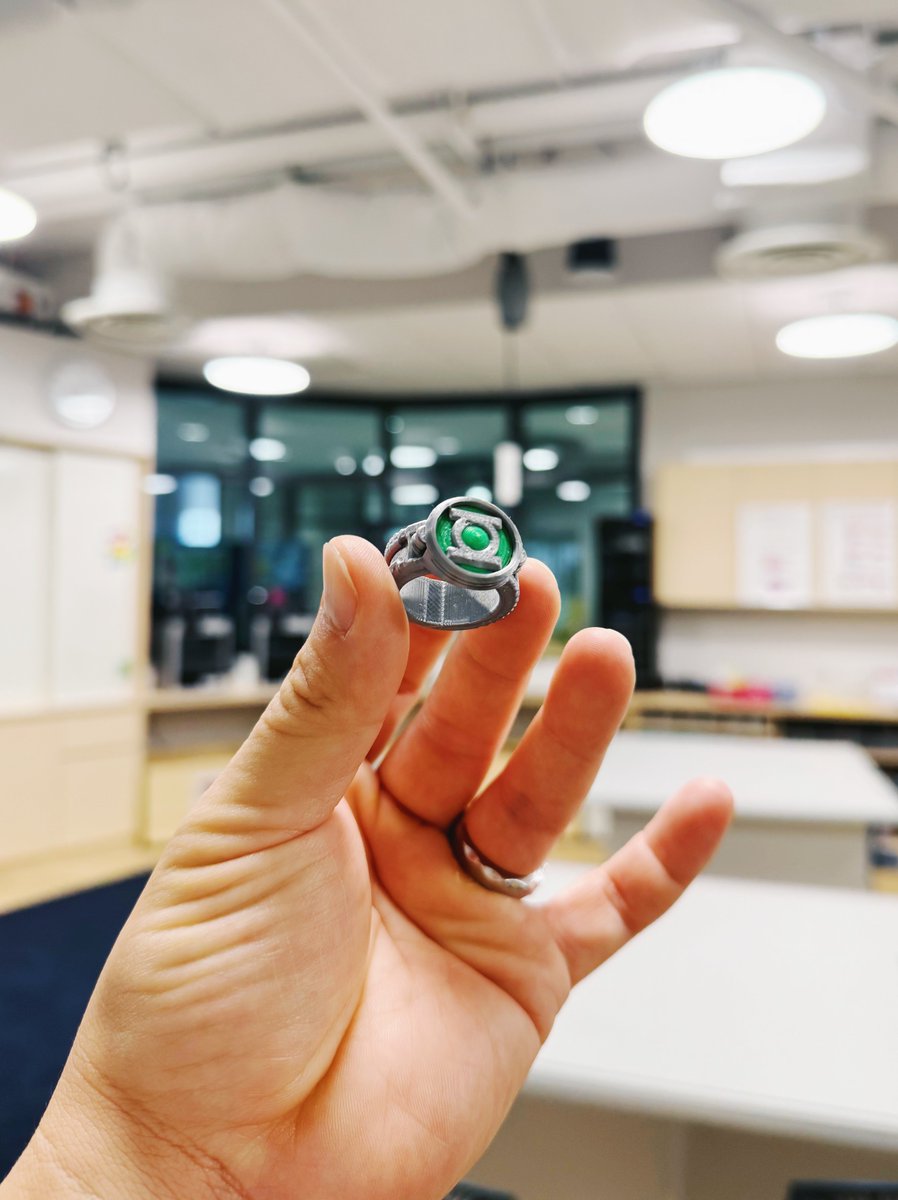 davidleeedtech's tweet image. Wearing my Green Lantern Ring today! Shoutout to @shaunykmakes for printing it for my microkeynote. 

#folhk

Brien Shores design
myminifactory.com/object/3d-prin…
