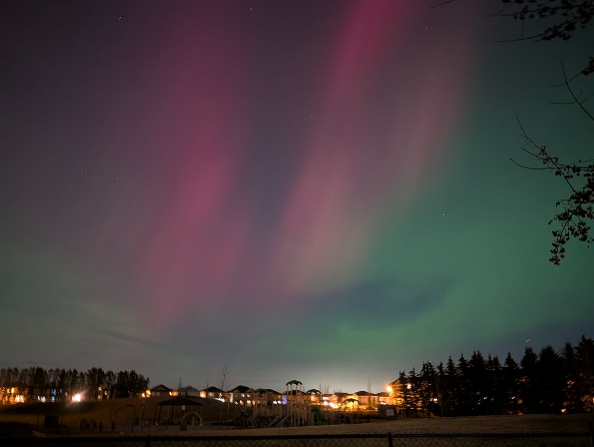 MattCianfarani's tweet image. Man.. I love Edmonton

Absolutely vivid Aurora this evening 

#Aurora #Abwx