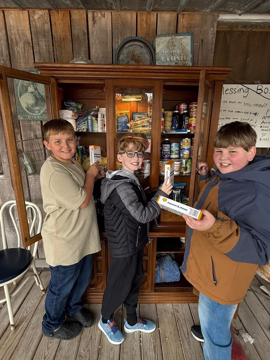 DRVawl's tweet image. 🚨PLEASE RETWEET 🚨

We have a family of 5 in our community in desperate need of help. 

My son and his friends have volunteered to provide Christmas to the three children. 🎄

If anyone would like to donate money to purchase food or Christmas gifts please send to my Venmo @…