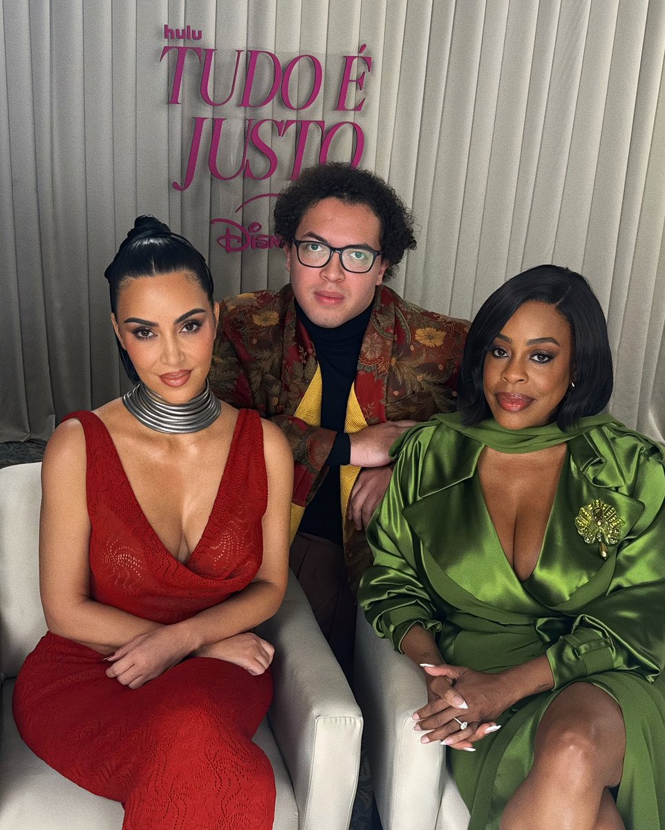 gbeauharnais's tweet photo. Simplesmente eu, Kim Kardashian e Niecy Nash no Rio de Janeiro hoje. Isso é, no Copacabana Palace. Fui lá bater um papo, acreditam? E digo que Kim amou uma coisinha nossa… “Oh my God, Brazilian açaí is so good. I’m obsessed”. ✨💅🏻 #TudoÉJusto https://t.co/Ji5i464e6Y