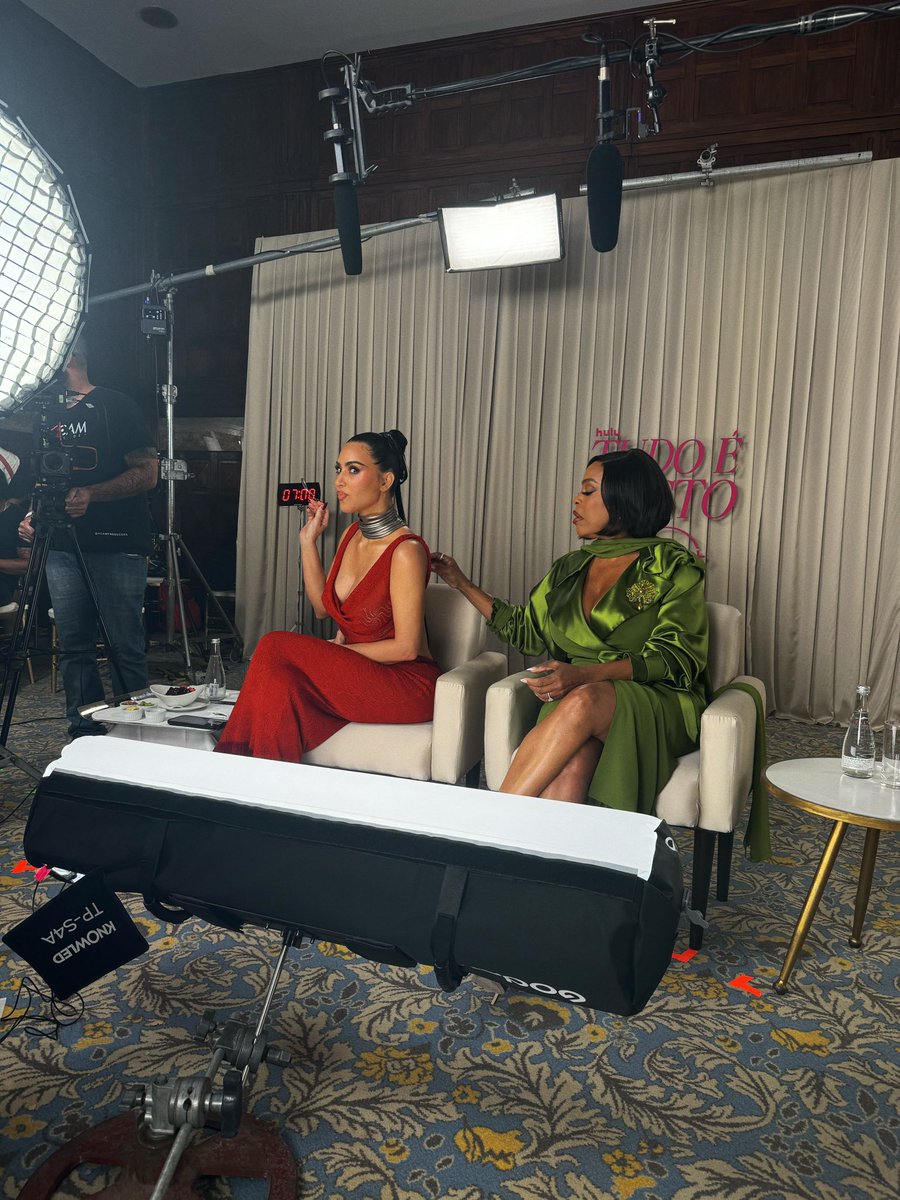 gbeauharnais's tweet photo. Simplesmente eu, Kim Kardashian e Niecy Nash no Rio de Janeiro hoje. Isso é, no Copacabana Palace. Fui lá bater um papo, acreditam? E digo que Kim amou uma coisinha nossa… “Oh my God, Brazilian açaí is so good. I’m obsessed”. ✨💅🏻 #TudoÉJusto https://t.co/Ji5i464e6Y