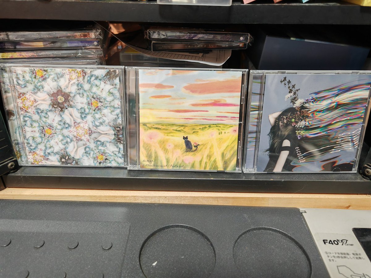SimapAimer's tweet image. #Aimer
買ったCDを奥に置けなくなったのでビデオデッキの前に並べていて、今回真ん中が埋まったら、何か良い感じになっていることに気づいた♪やっぱり実物は良いな(^^)これまで買ったのを一度全部並べてみようかな。