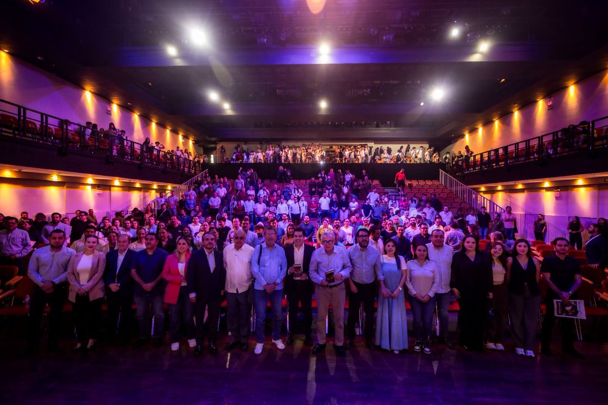 #NoticiasCOBAES | En la FIL Culiacán 2025, el periodista <a href="/HectorPonce99/">Héctor Ponce</a> presentó su libro “La Decisión”, con la presencia del gobernador <a href="/rochamoya_/">Rubén Rocha Moya</a> y del director general de COBAES, <a href="/SanInzunza/">Santiago Inzunza Cazares</a>. Alumnas y alumnos de COBAES asistieron a este importante encuentro cultural.