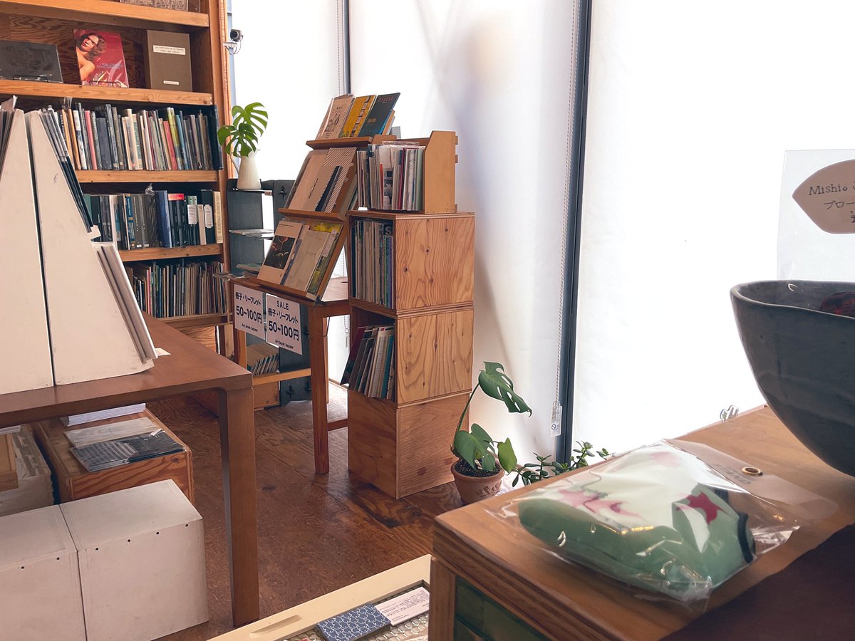 オープンしました。   

営業時間は18時までです。
12〜13時はクローズさせていただきます。

大岡川の桜の木が綺麗に紅葉中🍁🍂