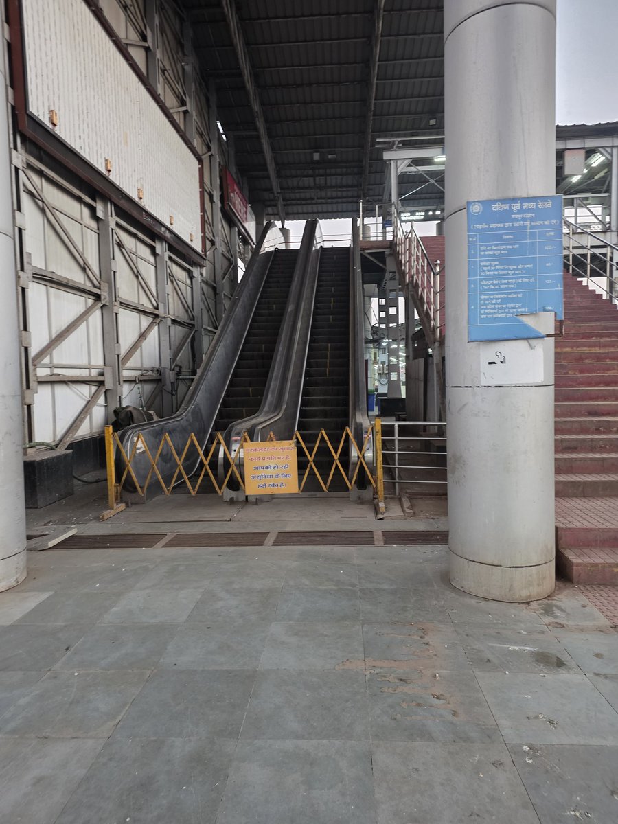 dkedia06's tweet photo. The escalator at Raipur Station has been non-functional for months.
Elderly passengers suffer as this side has no elevator.
Shocking that Raipur—a state capital — still lacks basic infrastructure maintenance.@drm_raipur @AshwiniVaishnaw @RailMinIndia @vishnudsai @ChhattisgarhCMO https://t.co/9K7vJhXttM