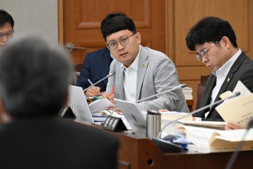 Kangwonilbo's tweet image. #강원특별자치도교육청 의 도내 초·중·고교 #태블릿PC 보급 사업과 관련해 #도의회 에서 &quot;교육청이 #허위 로 #예산안 을 마련해 사업비를 부풀렸다&quot;는 지적이 나오며 논란이 확산되고 있습니다.

m.kwnews.co.kr/page/view/2025…