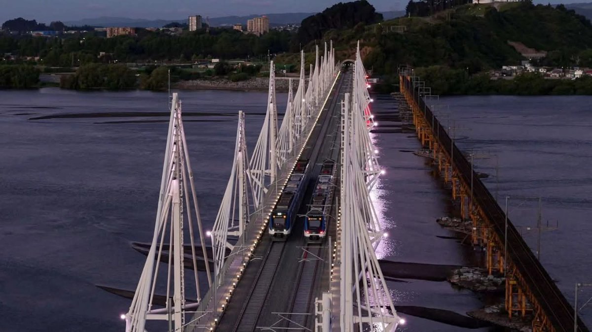 ¡Misión cumplida! Inauguramos nuestro nuevo Puente Ferroviario sobre el río Biobío. Viajes cada 15 minutos y una mejor calidad de vida para miles de compatriotas. Se suma a Puente Industrial y viaducto Chacabuco. Son obras para una mejor vida en Biobío ¡Cumplimos! <a href="/GabrielBoric/">Gabriel Boric Font</a>