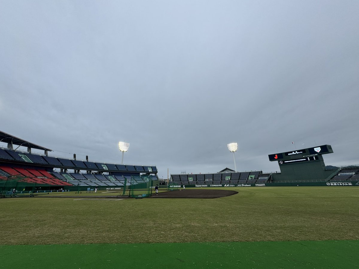 侍ジャパン合宿最終日。暗く重たい雲が。この時間ですがナイター照明もついてます💡