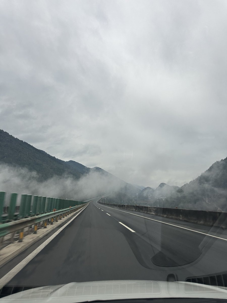 G50宜昌到恩施段，因为长阳榔坪山体滑坡治理，单边交通管制，大货车很多都分流到G42去了，所以路上清静了好多，甚至很长一段时间都看不到车