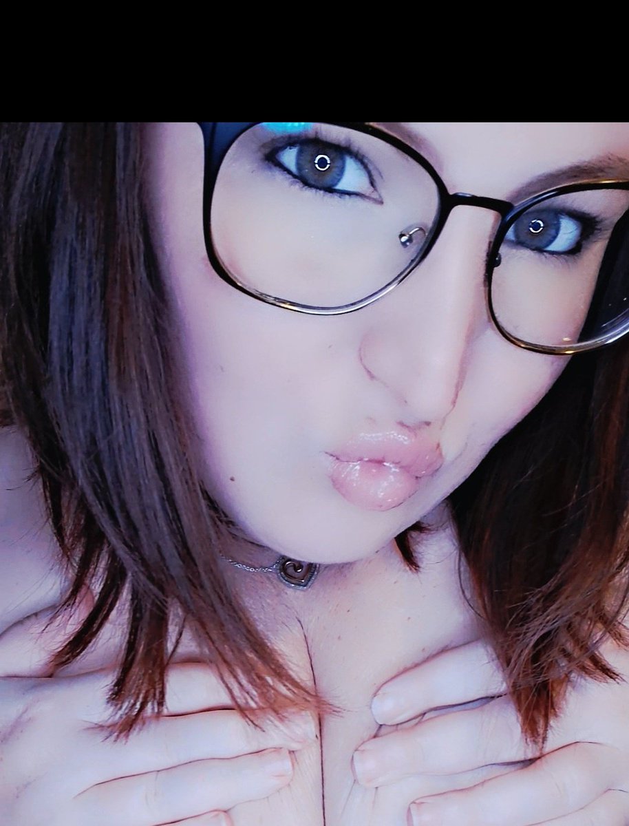 HeyAnnaaBabee's tweet photo. If I texted you ‘come over,’ would you?  😏 https://t.co/JDIRUTZe5M