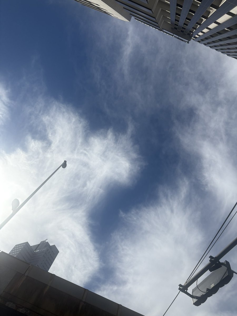 umu_designInc's tweet image. 朝🚗
秋空アート☁️
やや気分屋さんテンドトュー？

#umudesignInc.
#世SOU
#丗SOU