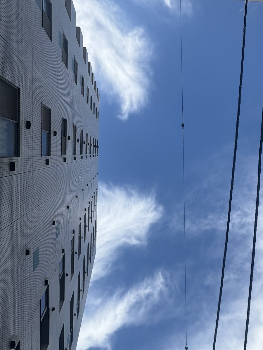 umu_designInc's tweet image. 朝🚗
秋空アート☁️
やや気分屋さんテンドトュー？

#umudesignInc.
#世SOU
#丗SOU