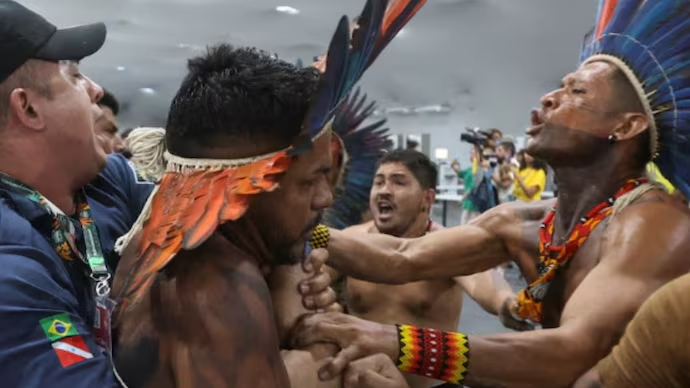 IndiaToday's tweet photo. Protesters clashed with security at the main venue of the COP 30 climate summit in Belem, Brazil, briefly attempting to storm the site before being repelled.
Read more: https://t.co/uQVYJWT2Ue
#COP30 #COP30Summit #Brazil #IndiaTodayGlobal https://t.co/xLhj9FAy33