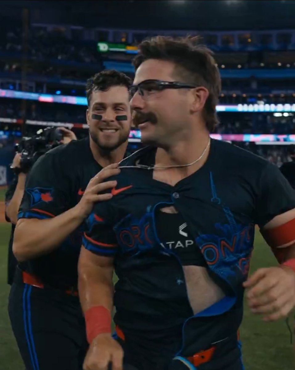 himejoshiluvr's tweet image. HER SPORTS BRA....