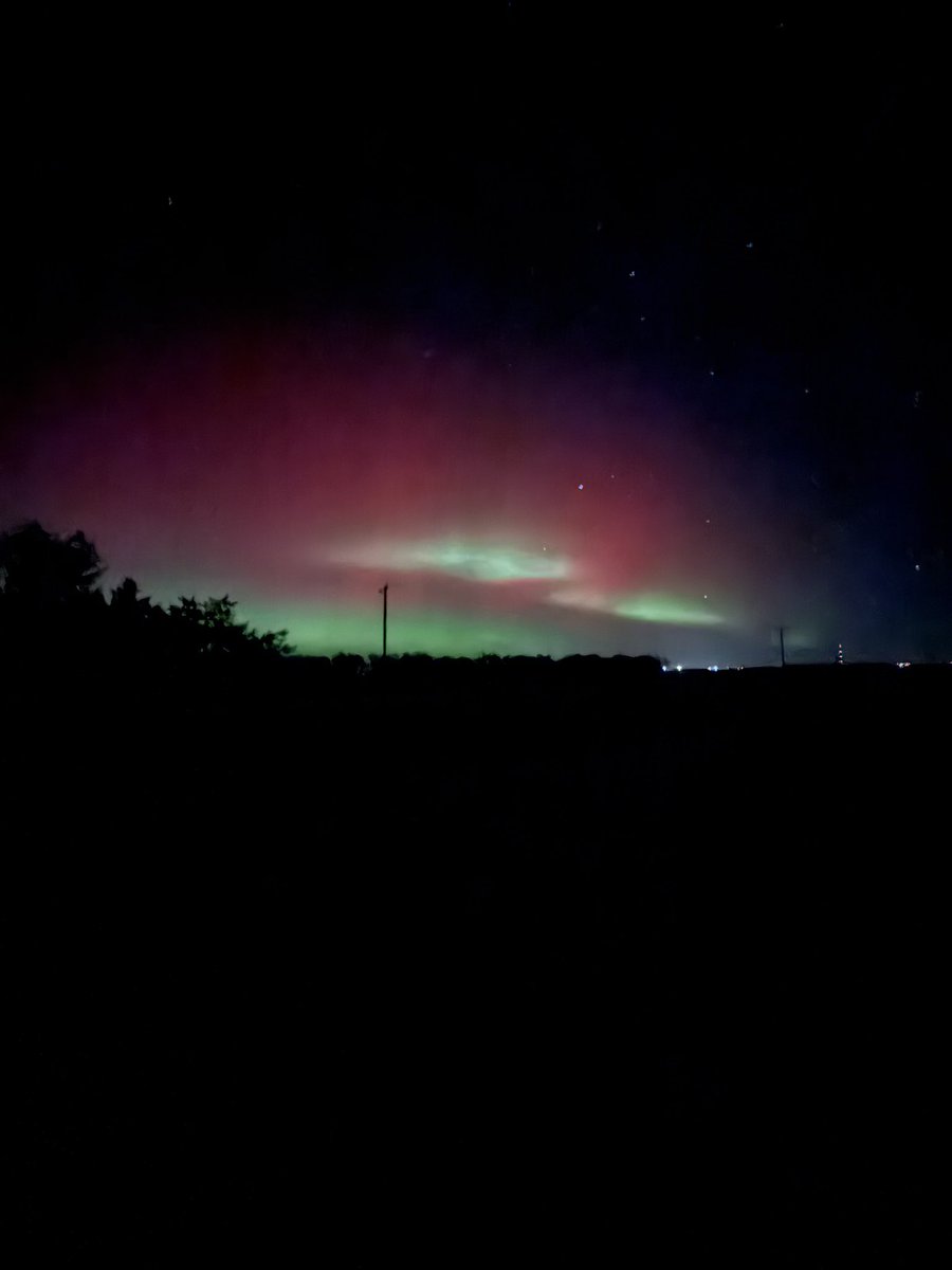 WSFarmsNE's tweet photo. Northern lights tonight. Brightest I’ve seen this far south ever. https://t.co/OYEwwOp4zs