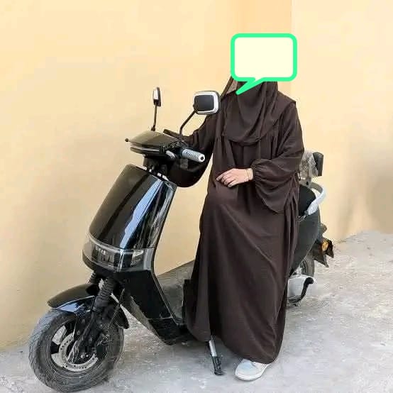 مرد ڈرائیور حضرات توجہ فرمائیں: سڑکوں پر آج کل لڑکیاں اور خواتین  سکوٹی  چلاتی نظر آتی ہیں۔

 کوئی اپنی یونیورسٹی ، کالج تو
کوئی کسی کو ڈراپ کرنے جا رہی ہے ، کوئی اپنی  والدہ کو ہسپتال لے کر جا رہی ہے تو کوئی گھر کیلئے روزمرہ کا سامان۔۔
ایسے میں سڑک پر  دیکھ کر ان کو راستہ دیں