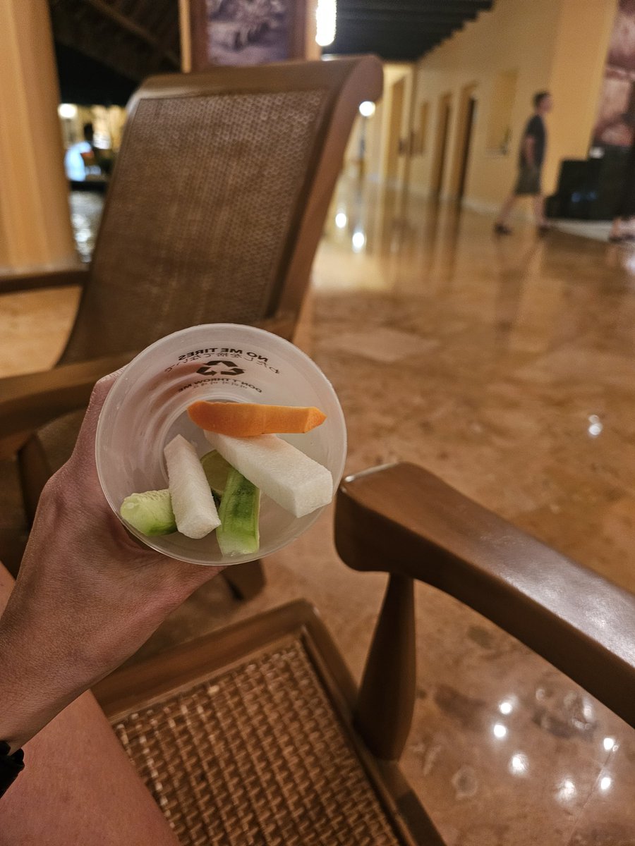 EJabber's tweet photo. Trying to eat healthy? There are veggie cups available near the colonial. https://t.co/Dz5AAHKVBb