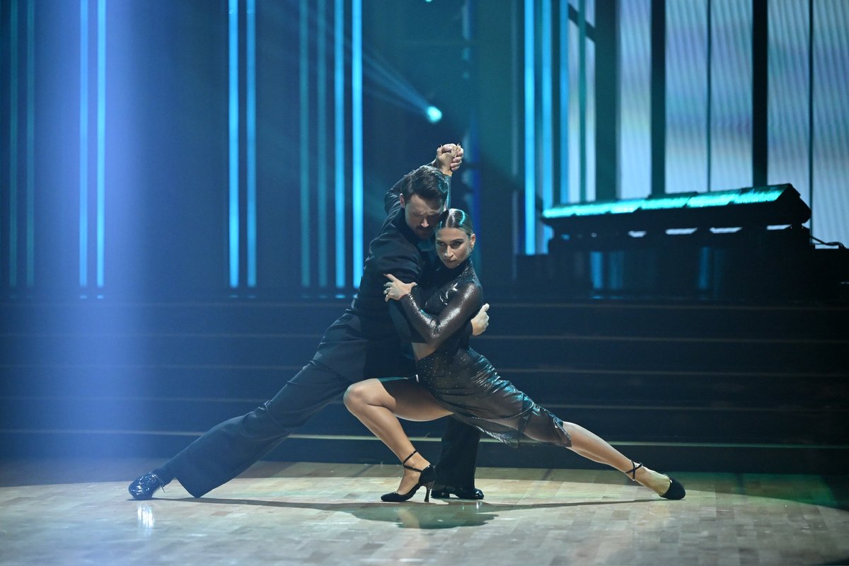 officialdwts's tweet image. We know, we know, we know Dylan Efron and Daniella Karagach left no crumbs after that fire Argentine Tango! 🔥 🌹 #DWTS20 #DWTS