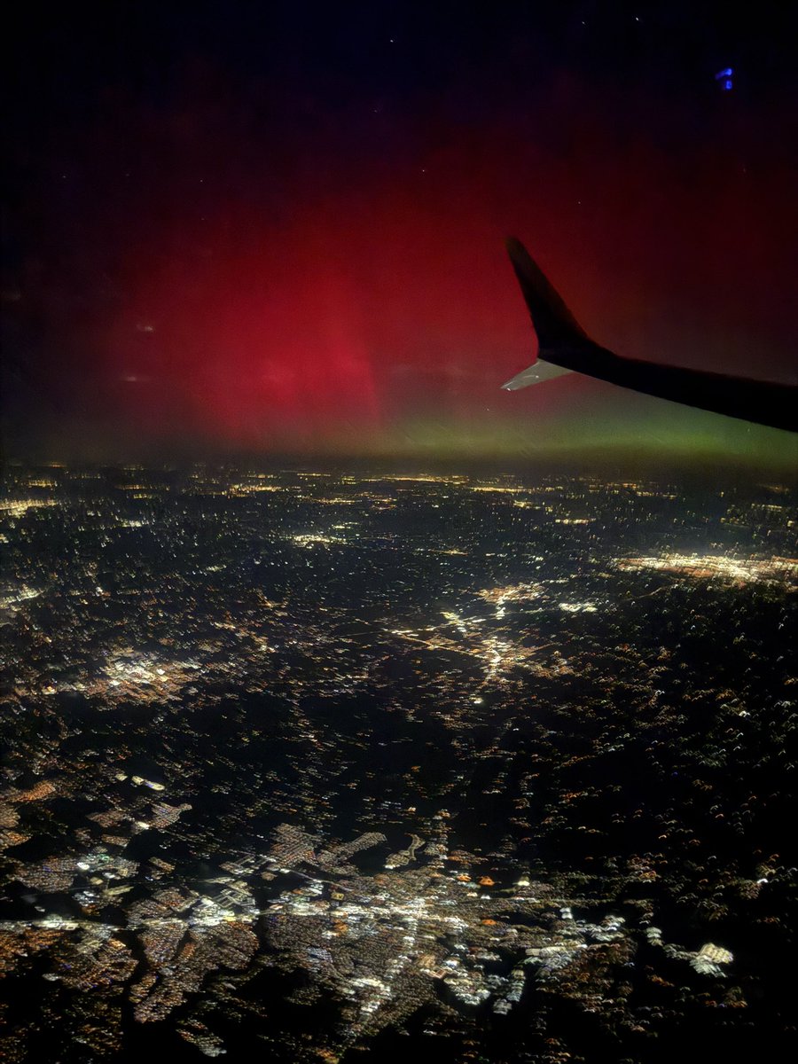 JeremyTate41's tweet image. Crazy just snapped this of the northern lights from 35,000 feet!!