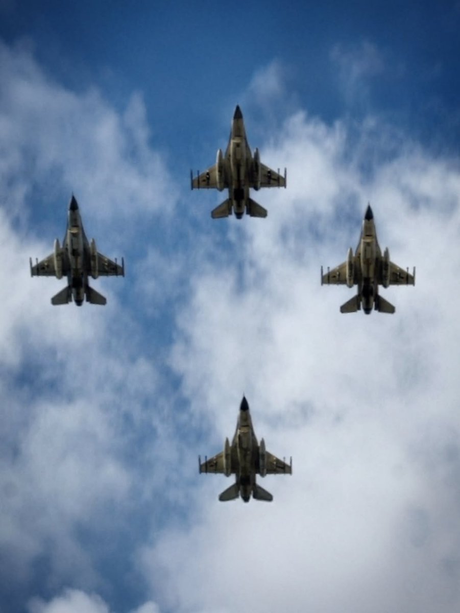 ernestojmro's tweet image. En Venezuela nuestros dragones de acero nos cuidan, mientras el pueblo venezolano avanza junto a Nicolás, desde el cielo nos cuidan, dragones, ángeles, aviones, puede llamarlos como quieran, pero a Venezuela no pasarán.

¡Nosotros venceremos!