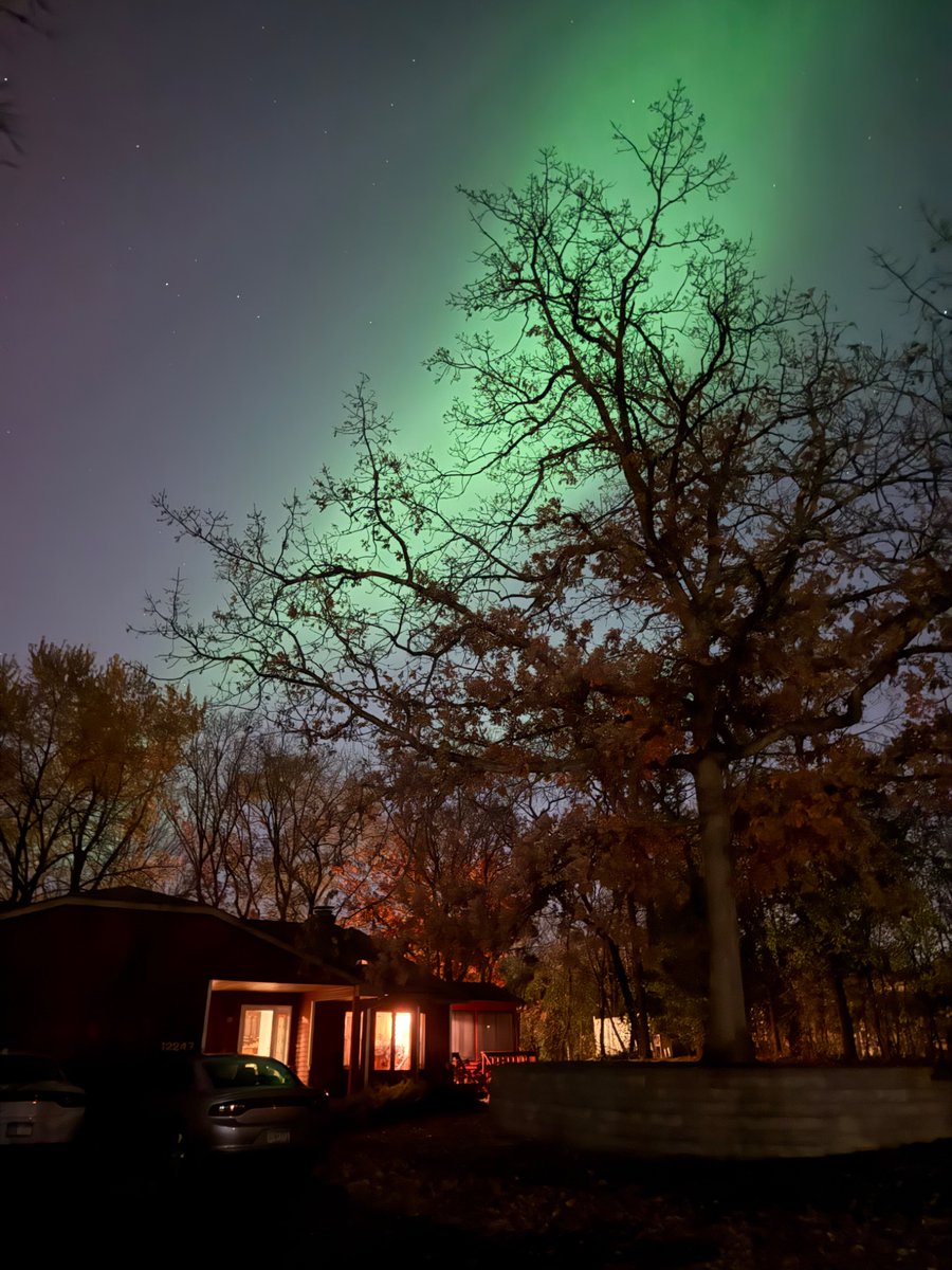 BigJayInMN's tweet photo. The Northern Lights are out to play in the Twin Cities metro… https://t.co/8r7OGZlJtv