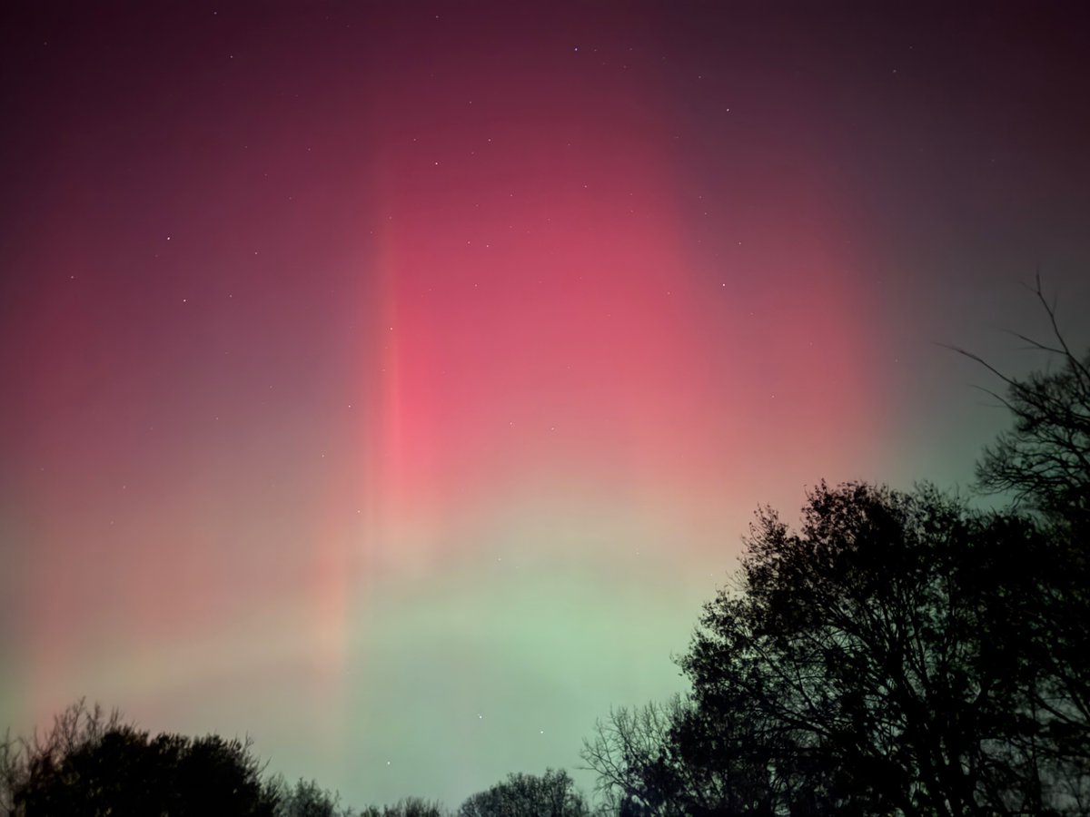BigJayInMN's tweet photo. The Northern Lights are out to play in the Twin Cities metro… https://t.co/8r7OGZlJtv