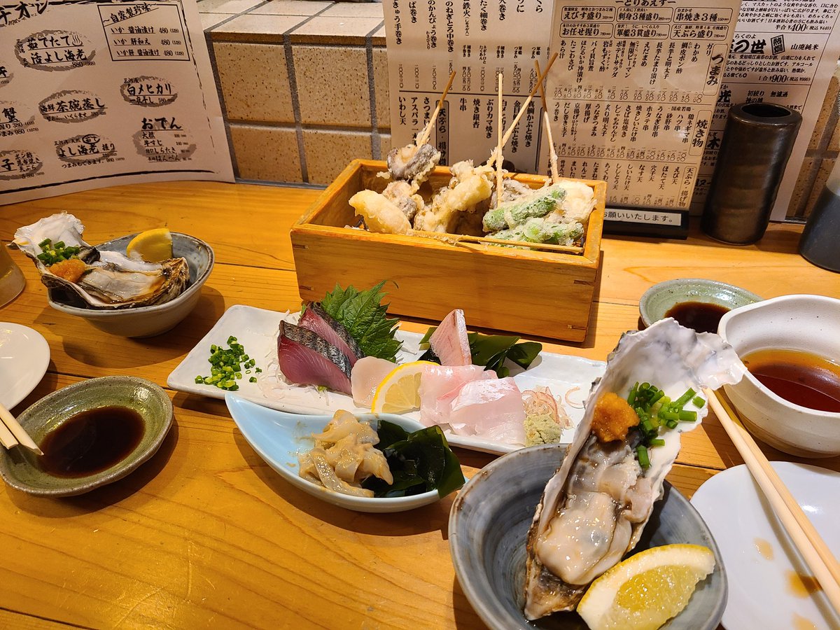 先々週仕事多忙すぎて体調よろしくない状態で予定ギチギチの無理し過ぎて、体温41度の肺炎になり1週間寝たきり。
1週間で体重が6kg落ち、しばらく酒もタバコもやれない体になっちまいやがった…
非常に悲しいです🥲