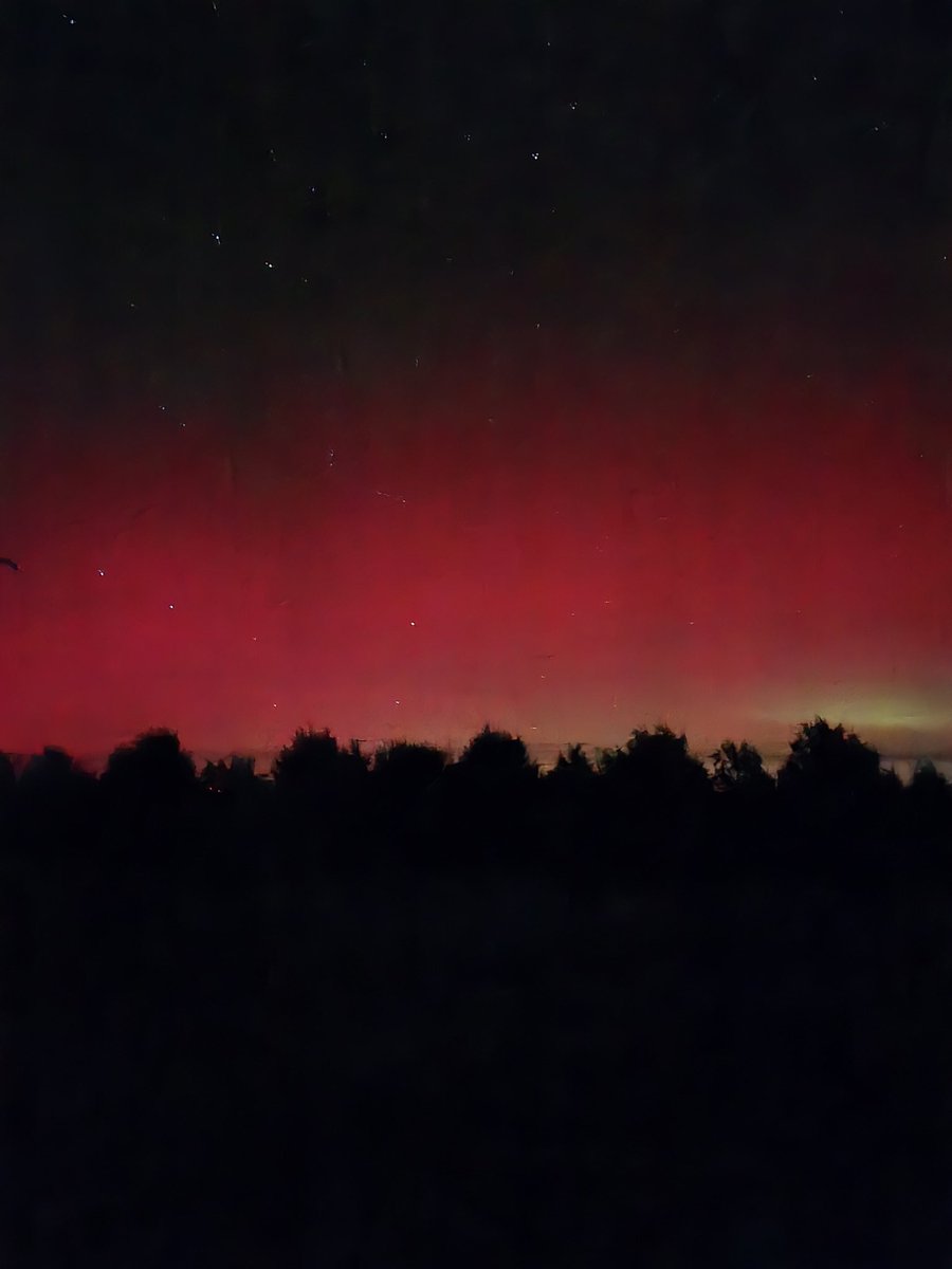 PhilKnudsen's tweet photo. @BrianBledsoe thanks for posting your pictures! I had no idea that #Aurorborealis was putting on a show tonight!! https://t.co/1HSYHC9zTf
