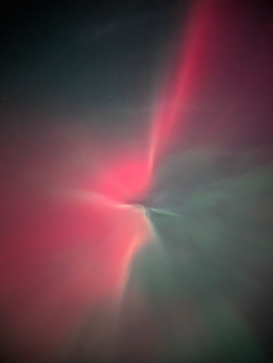 Holy hell!!! #aurora #northernlights #Auroraborealis