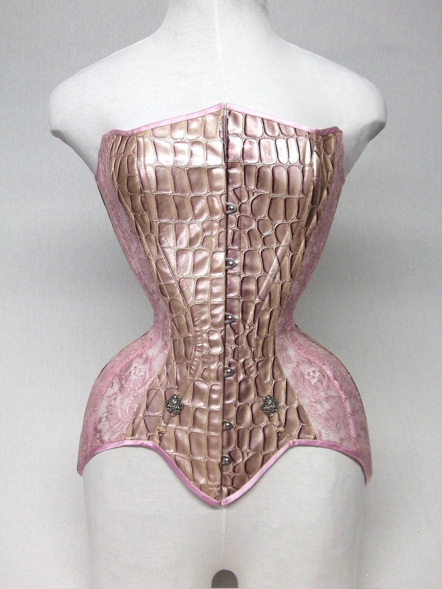 The absolutely WONDERFUL duo of CORSETS by ✨️Armando Gabriel Couture✨️ inspired by the Sleeping Beauty's character Maleficent.🪡