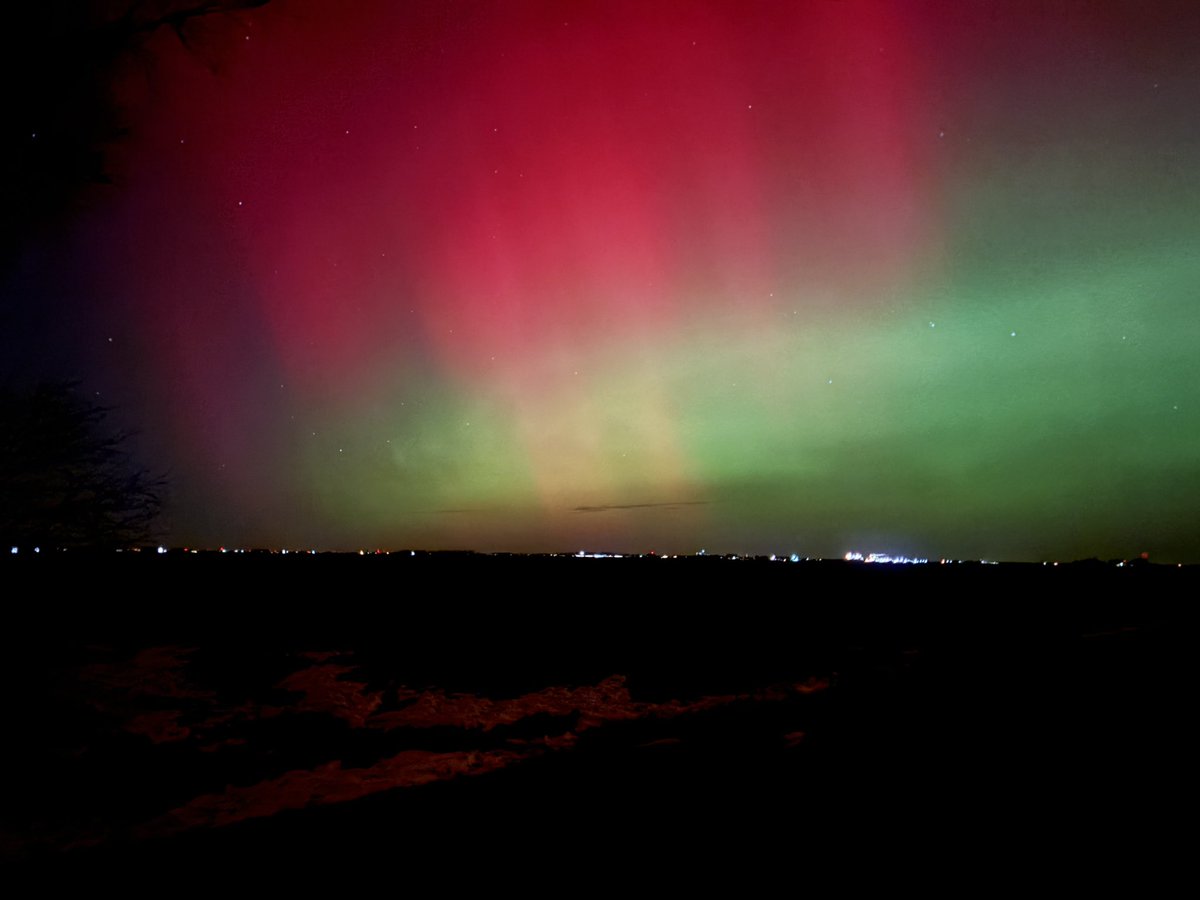 MNLandandgrain's tweet photo. Northern lights in southern Minnesota https://t.co/sUFc4dvufl