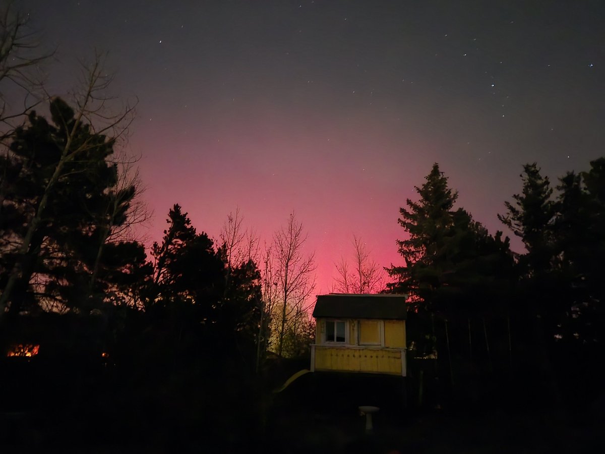 spacecookiemom's tweet image. Northern Lights visible with phone camera right now 6:47pm MT, here in Briargate (my backyard @RyanMatoushWX 😆 ) #ColoradoSprings #cowx.  
Can&apos;t see it visually. 
Might get stronger later tonight.