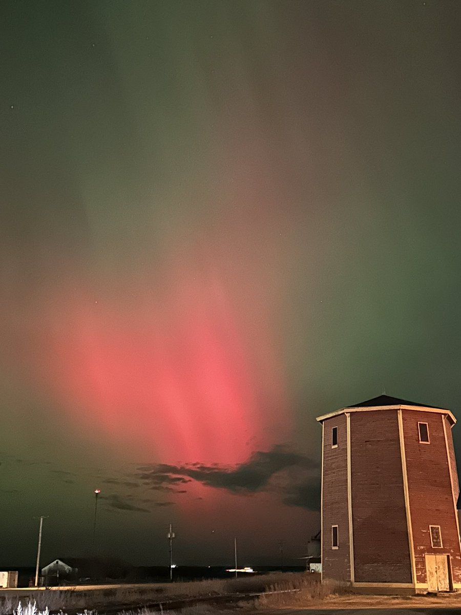 juliaprpich's tweet photo. The sky is on fire tonight!
#ShareYourWeather #sk #Saskatchewan #aurora #northernlights https://t.co/7lElKWZH3f