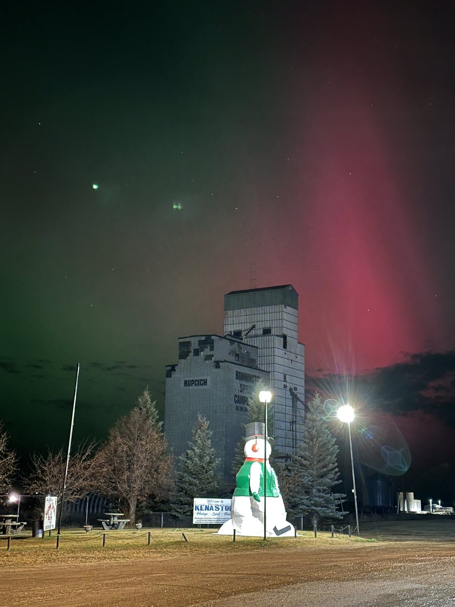 juliaprpich's tweet photo. The sky is on fire tonight!
#ShareYourWeather #sk #Saskatchewan #aurora #northernlights https://t.co/7lElKWZH3f