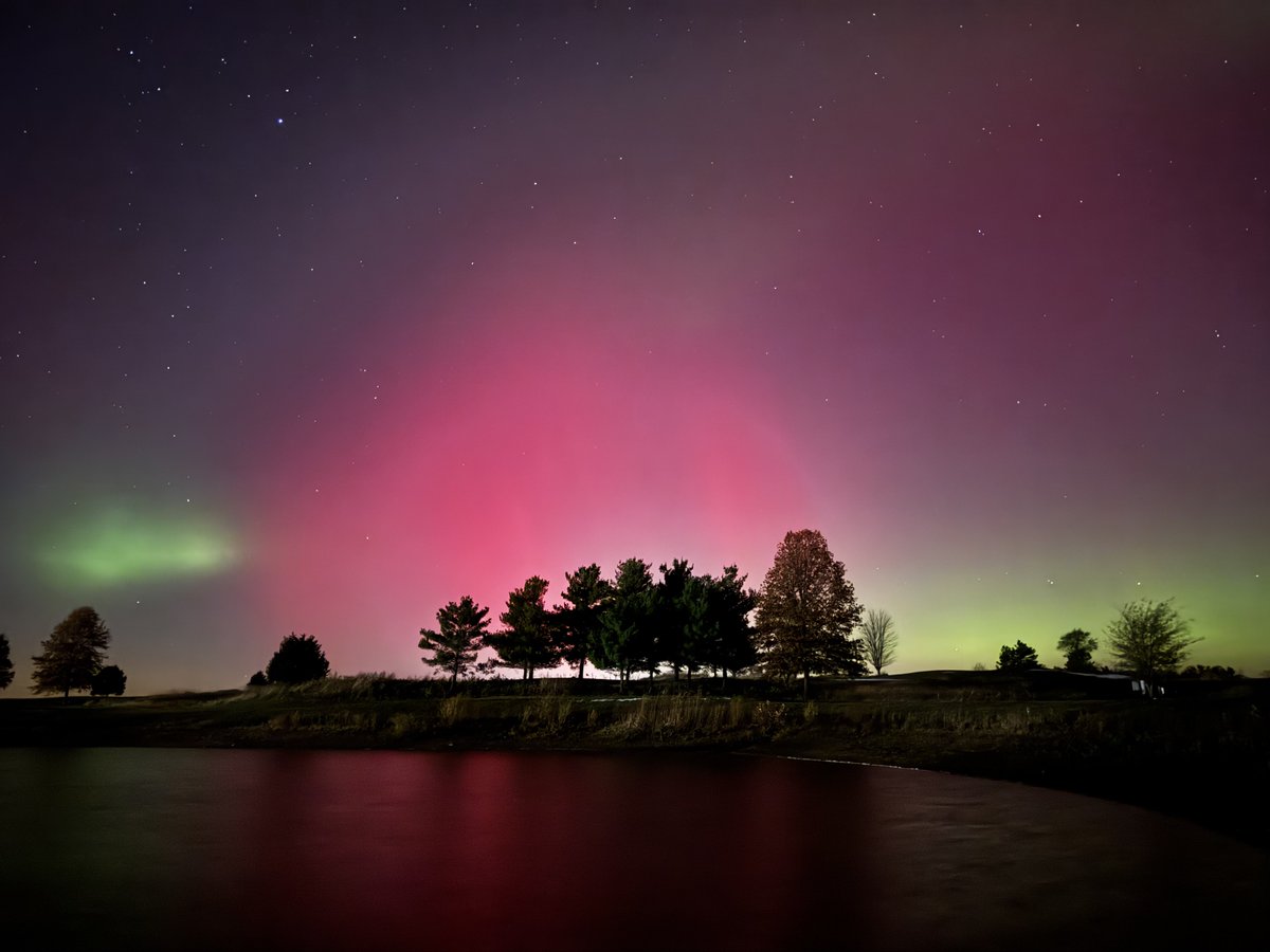 Naked eye #Auroraborealis in #cincywx right now in Oxford! <a href="/KevinWLWT/">Kevin Robinson</a>