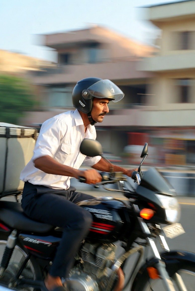 sanket's tweet image. Flipkart Minutes, Zepto, Blinkit - पूरा बिज़नेस मॉडल दस मिनट पर आधारित। आराम तो बहुत है लेकिन जरा सोचिए। 

आराम के लिए कैसे बाइक दौड़ाई जाती है। सोसाइटी में सुबह टक्कर होते होते बची। न नम्बर लिया ना नाम। 

क्योंकि मैं जैसे ही शिकायत करूँगा, गरीब की तनख़्वाह काट ली जाएगी। 

इसका…